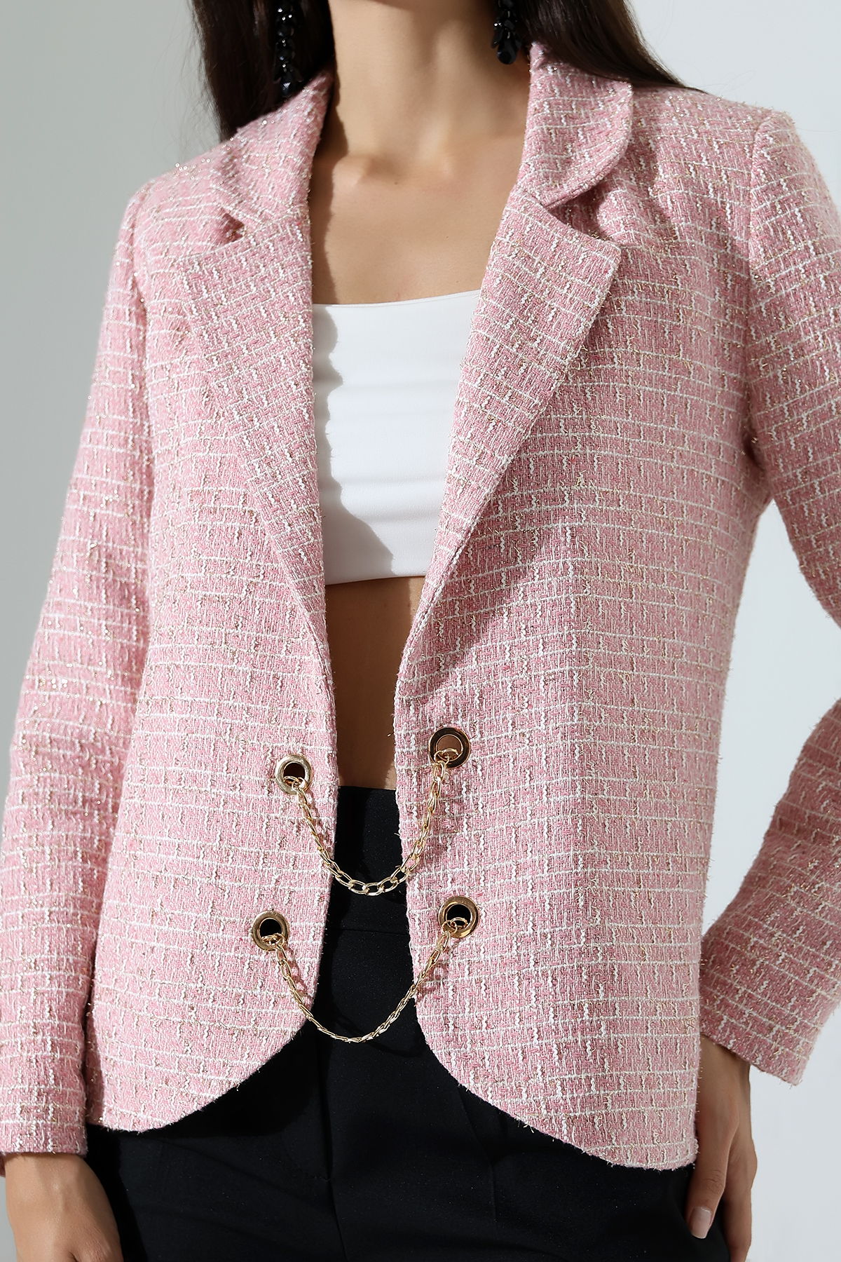 Gros plan sur la fermeture d'une veste tissée rose